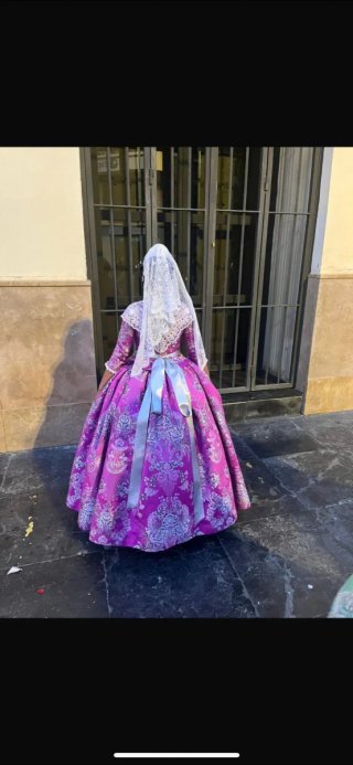 Traje de Fallera Morado y Blanco