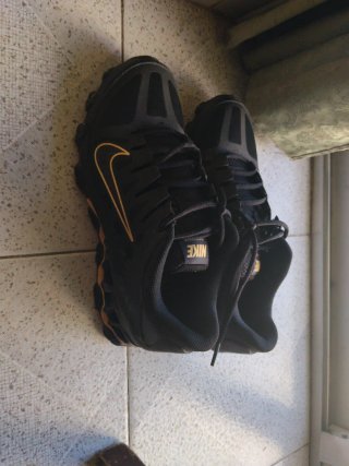 Zapatillas Nike Training Negras y Doradas