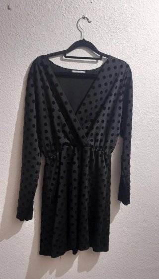 Vestido Negro con Estampado de Lunares