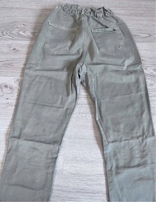 Pantalón Zara verde