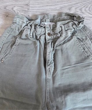 Pantalón Zara verde