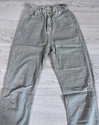 Pantalón Zara verde