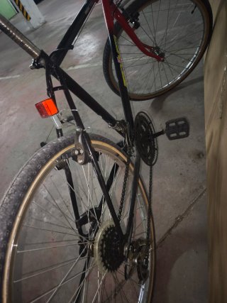 Bicicleta roja y negra