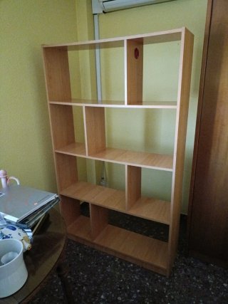 Estantería de madera color beige y marrón