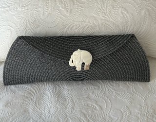 Bolso de fiesta artesanal en gris
