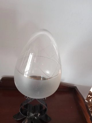 Candeliere in vetro a forma di uovo