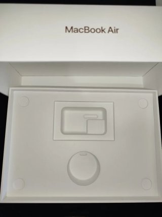 Caja Original vacía MacBook Air M1 Color Oro.