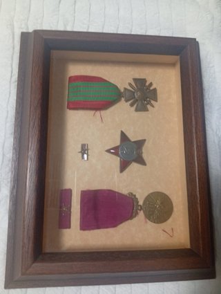 Lote 3 vitrinas condecoraciones militares