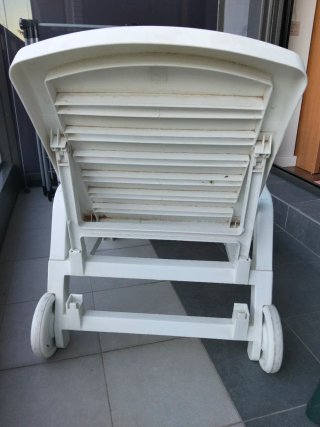 Lettino da esterno con materasso a righe