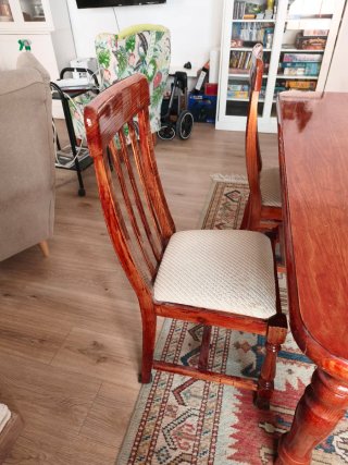 Mesa de Comedor con 4 Sillas de Madera
