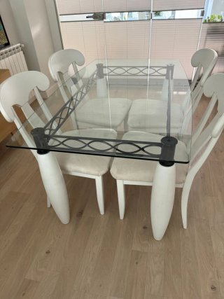 Mesa de salón con 4 sillas