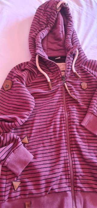 Sudadera con capucha burdeos y rayas oscuras.