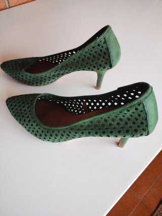 Zapatos vintage de tacón Zara ante verde.