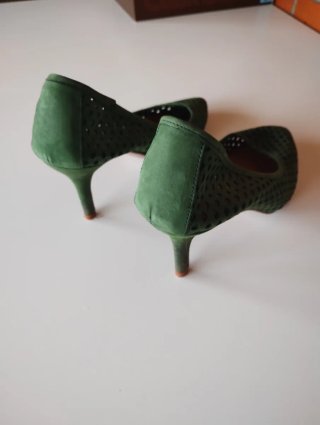 Zapatos vintage de tacón Zara ante verde.
