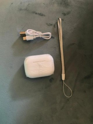 Auriculares inalámbricos blancos con cable