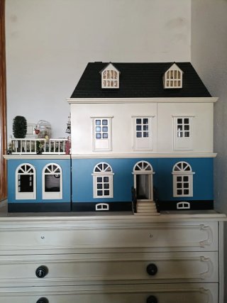 Casa delle bambole con illuminazione