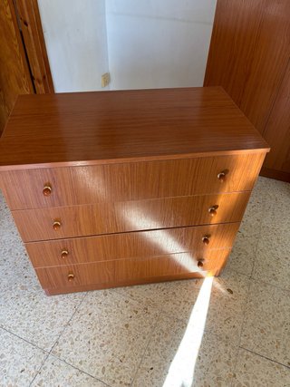 Cómoda de madera marrón