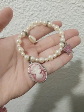 Pulsera Perlas Camafeo y Mariposa