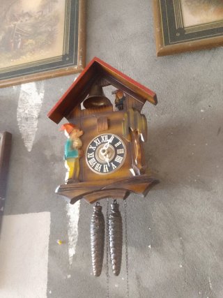 Reloj de cuco antiguo de madera