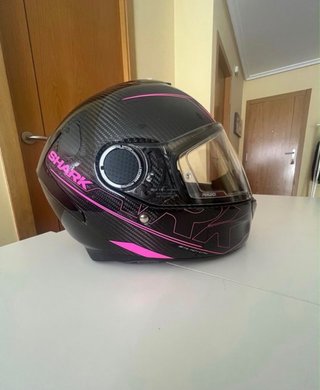 Casco de moto Shark negro y rosa