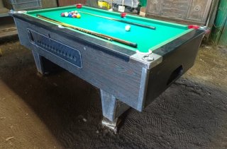 Mesa de billar con accesorios