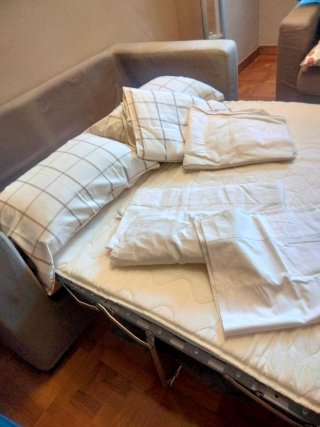 Sofá Cama y dos juegos de sábanas: verano-invierno