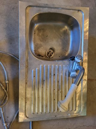 Fregadero aluminio con pedal de agua aparte.