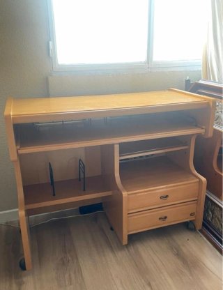 Escritorio de madera con cajones y ruedas