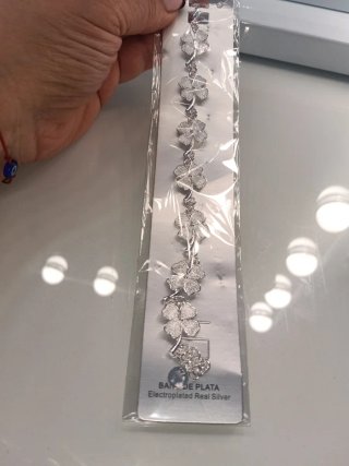 Pulsera plateada con tréboles