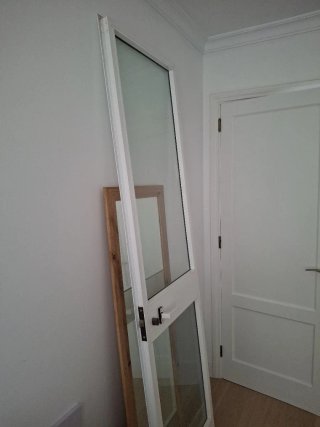 Puerta aluminio blanca con cristales