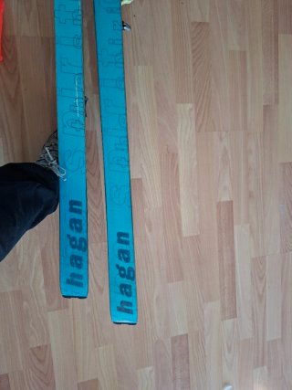 Esquís de travesía Hagan con fijaciones Dynafit