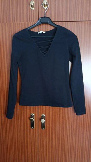 Camiseta negra con cordones
