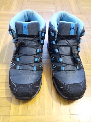 Botas de montaña Salomon azules y grises