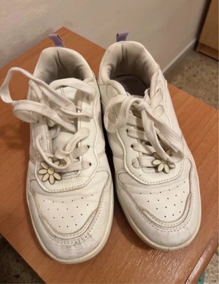 Zapatillas blancas con detalle de flor