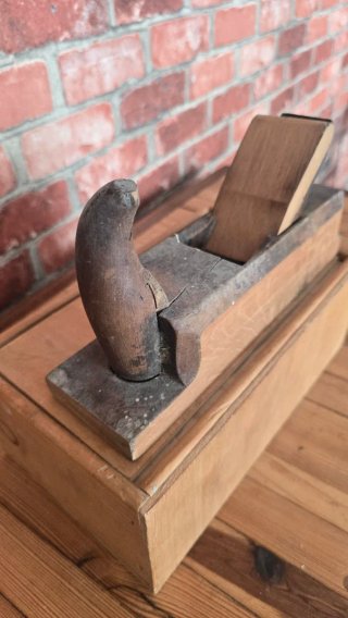 Cepillo de carpintero antiguo de madera