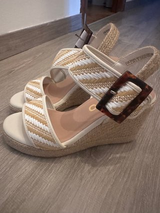 Sandalias Chika 10 Beige y Blanco