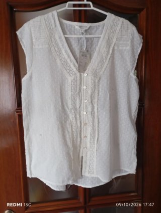 Blusa blanca con encaje