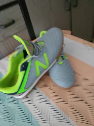 Zapatillas deportivas grises y verdes