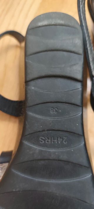 Sandalias con cuña negras y plateadas