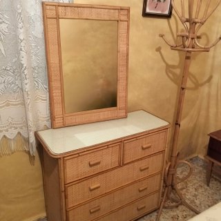 Tocador de mimbre con espejo y perchero