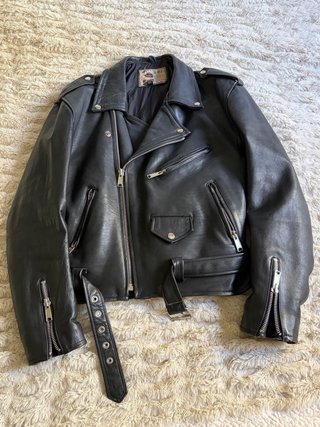Chaqueta de cuero con cremalleras