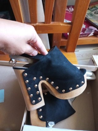 Zapatos de Tacón con Tachuelas