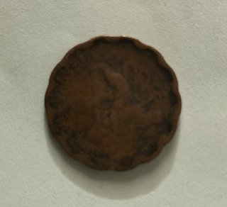 Moneda antigua con borde ondulado