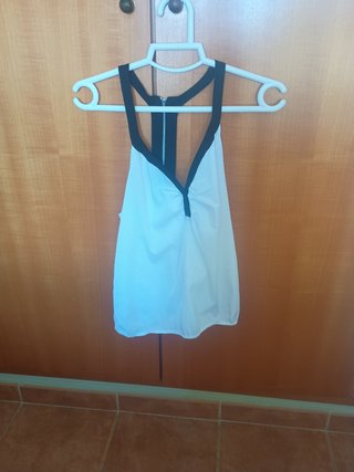 Blusa blanca con tirantes negros