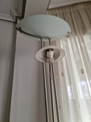 Lámpara de pie metálica