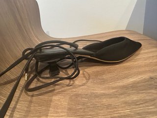 Zapatos de tacón negros