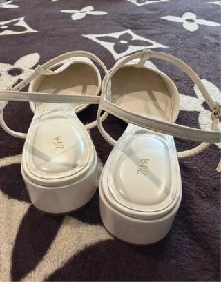 Zapatos ZARA T-Strap Blancos Tacón Bajo