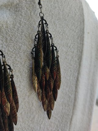 Pendientes largos dorados y marrones