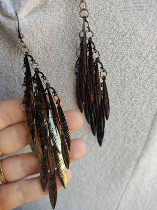 Pendientes largos dorados y marrones