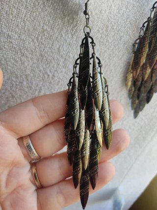 Pendientes largos dorados y marrones